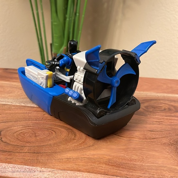 Batman Figure & Boat 🛥️ - Picture 3 of 7